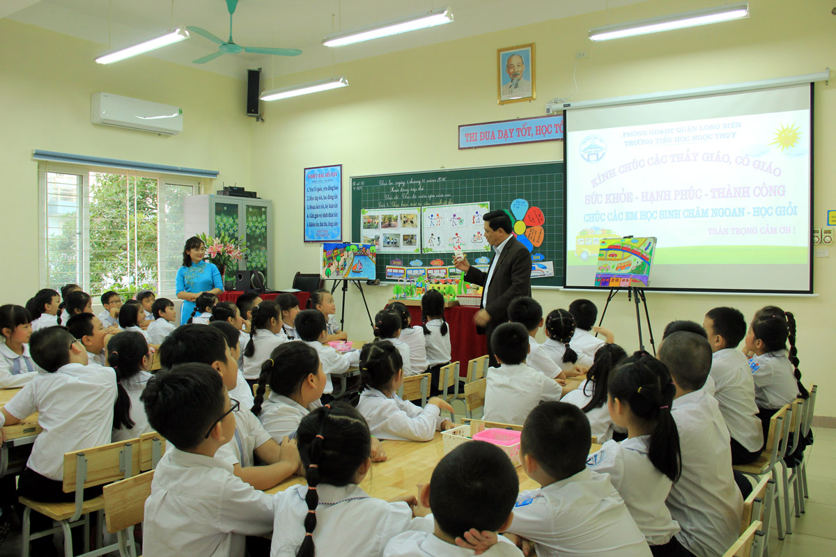 Đồng chí Phạm Xuân Tiến – Phó giám đóc Sở GD&ĐT Hà Nội giao lưu với các em học sinh sau tiết thi GVG cấp Thành phố