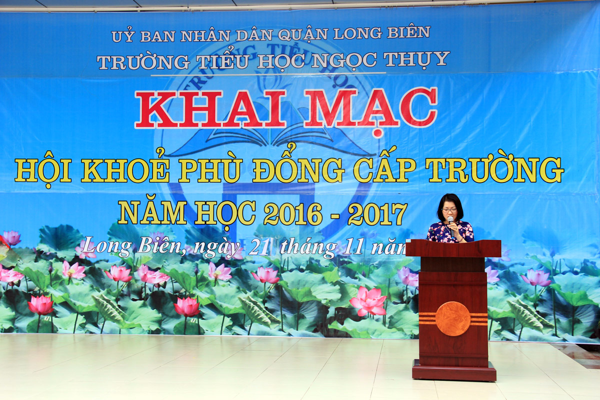 Đồng chí Hoàng Thị Bích Thu - Hiệu trưởng nhà trường phát biểu khai mạc Hội Khỏe Phù Đổng 