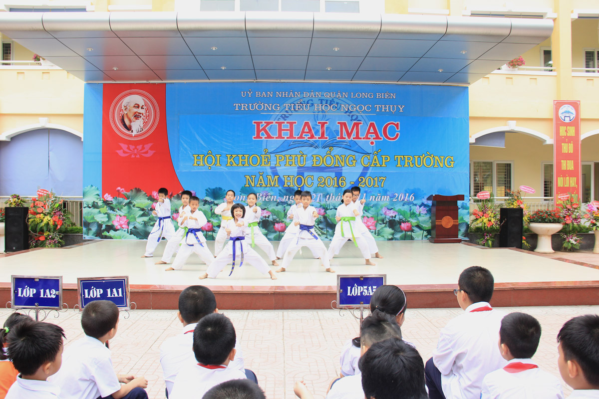 Màn đồng diễn Võ của các em trong CLB karatedo 