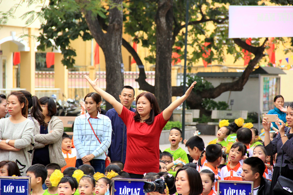 Cô giáo Nguyễn Thị Hằng - GVCN lớp 1A3 động viên các con học sinh biểu diễn