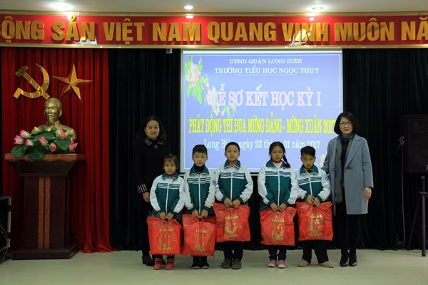 Cô giáo Hiệu trưởng Hoàng Thị Bích Thu và cô giáo Vũ Thị Kim Thoa - Chủ tịch công đoàn trường tặng quà Tết cho học sinh khó khăn 