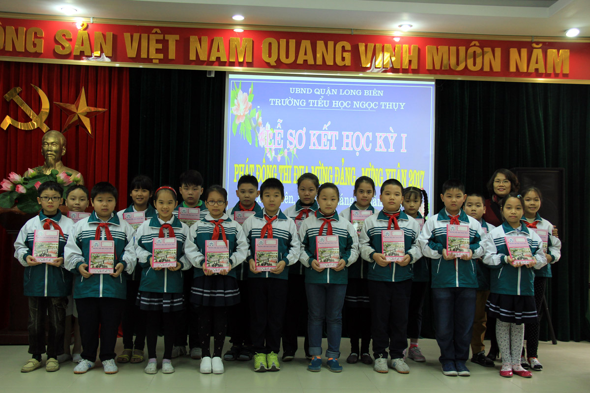 Các em học sinh tiêu biểu khối lớp 4 và cô giáo Phạm Thị Khánh Ninh - phó hiệu trưởng