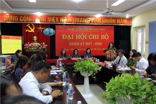 Hình ảnh Đ/c Nguyễn Kim Thoa  trình bày tham luận tại Đại hội