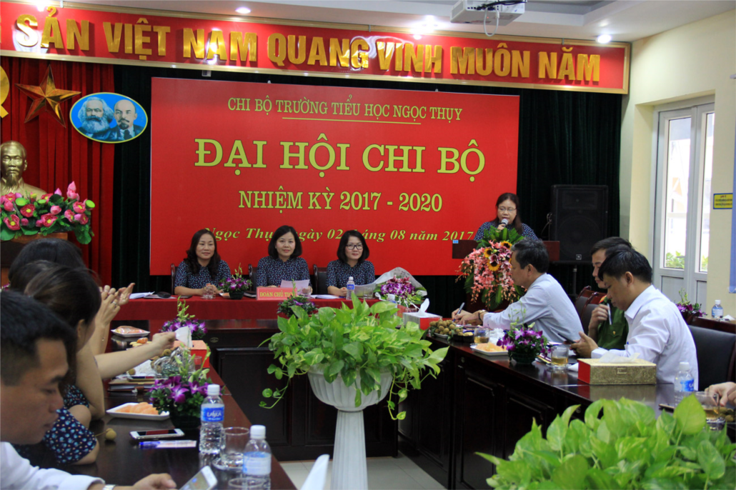 Hình ảnh đ/c Nguyễn Thị Hằng thay mặt đoàn thư ký thông qua Nghị quyết Đại hội 