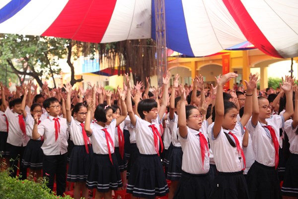 học sinh toàn trường Flastmost tập thể bài   Tôi Yêu Việt Nam  