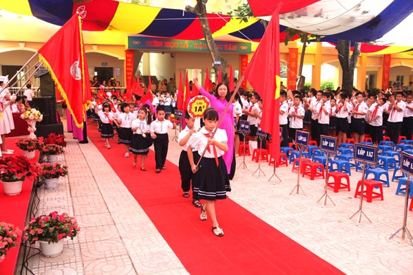 Cô giáo chủ nhiệm Nguyễn Thị Hằng và các em học sinh lớp 1A3 năm học 2016 - 2017