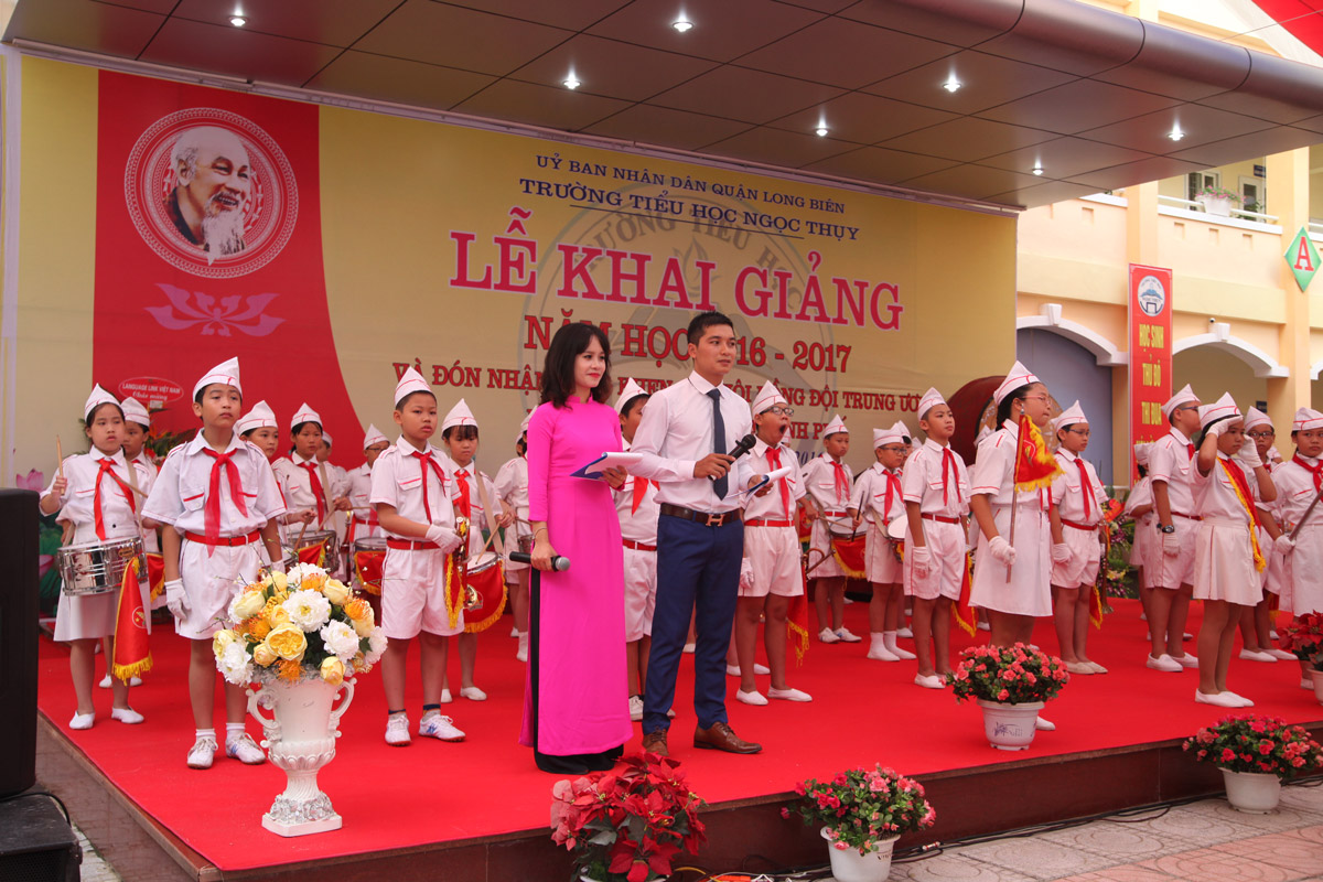 Cô Nguyễn Phương Thảo Chi và thầy Đỗ Đình Huynh điều hành nghi lễ đón học sinh lớp 1
