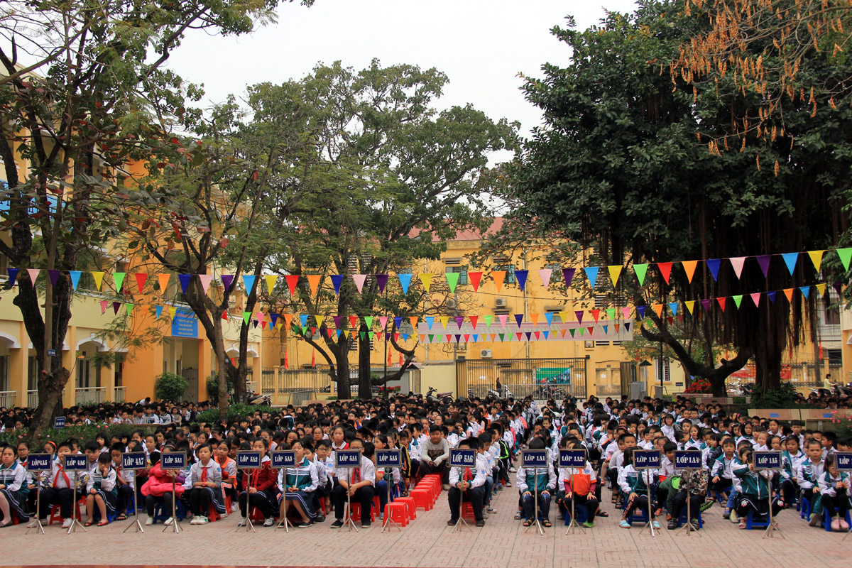 Hình ảnh học sinh ngồi sinh hoạt dưới cờ đầu tuần 