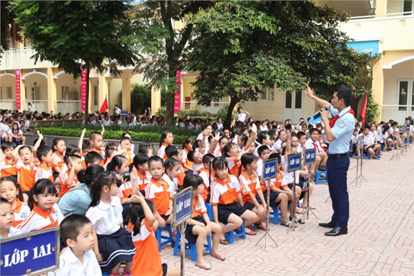 Thầy Tổng phụ trách Đỗ Đình Huynh và các em học sinh lớp 5 giao lưu