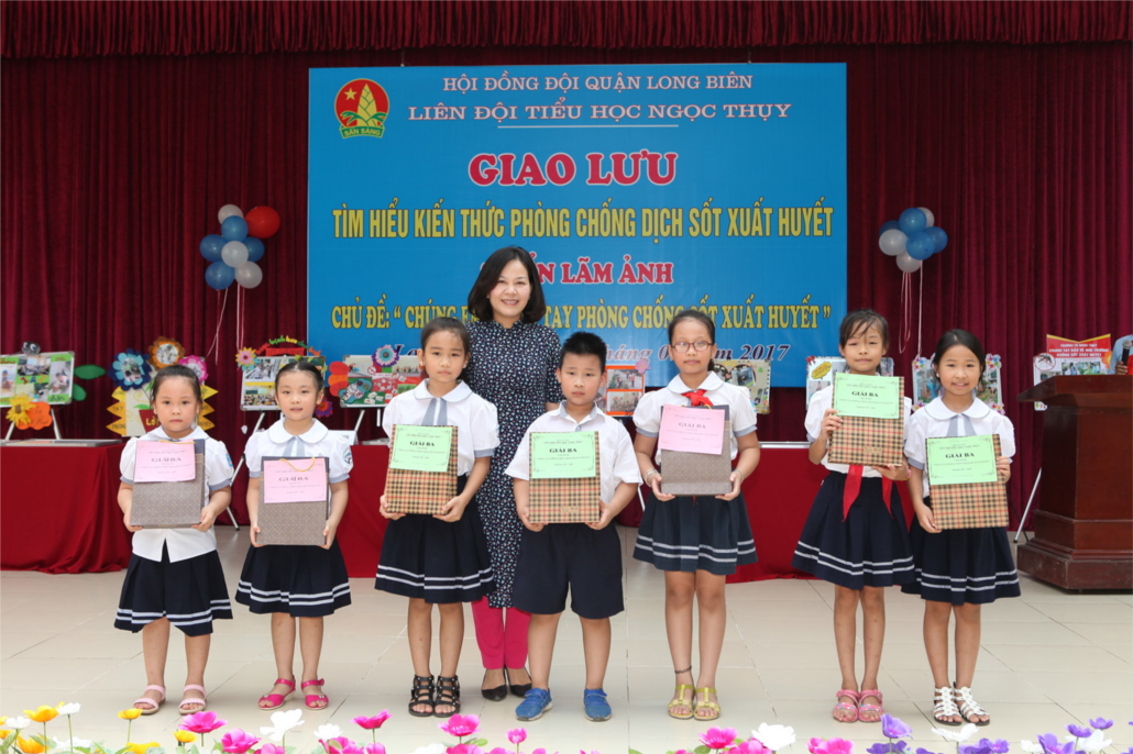Cô giáo Phạm Thị Mai Thanh - phó hiệu trưởng nhà trường trao giải cho đại diện các tập thể lớp
