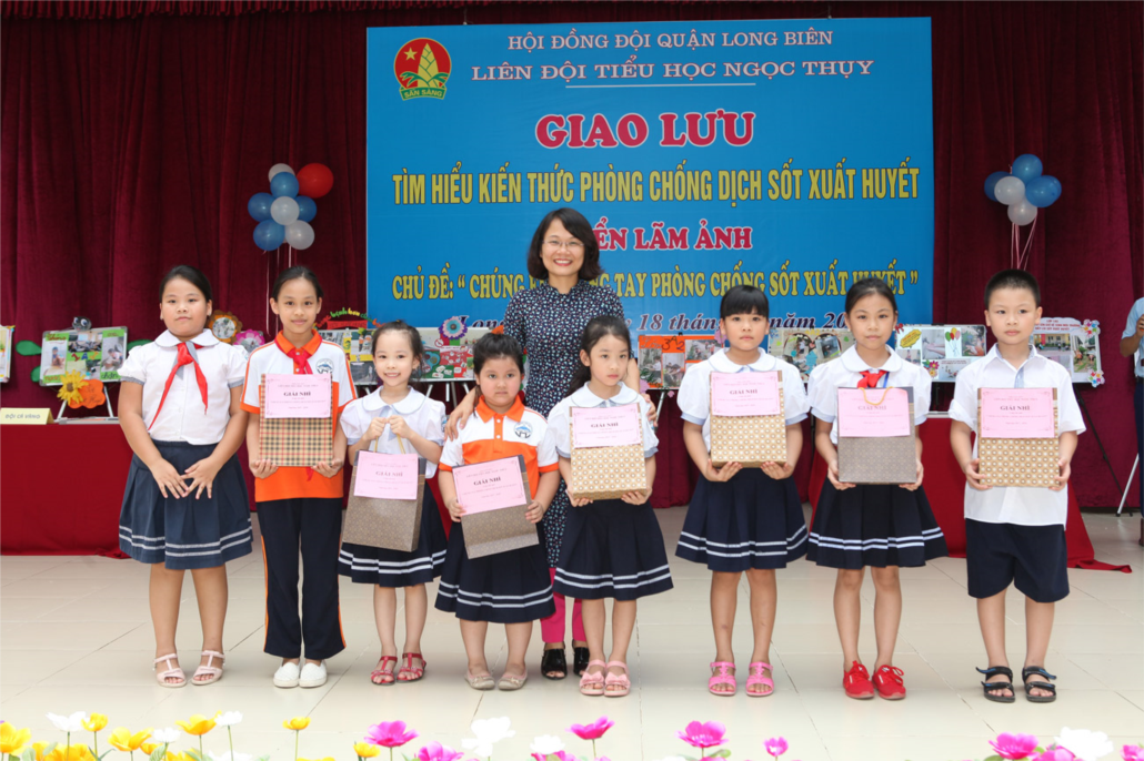 Cô giáo Phạm Thị Khánh Ninh - phó hiệu trưởng nhà trường trao giải cho đại diện các tập thể lớp