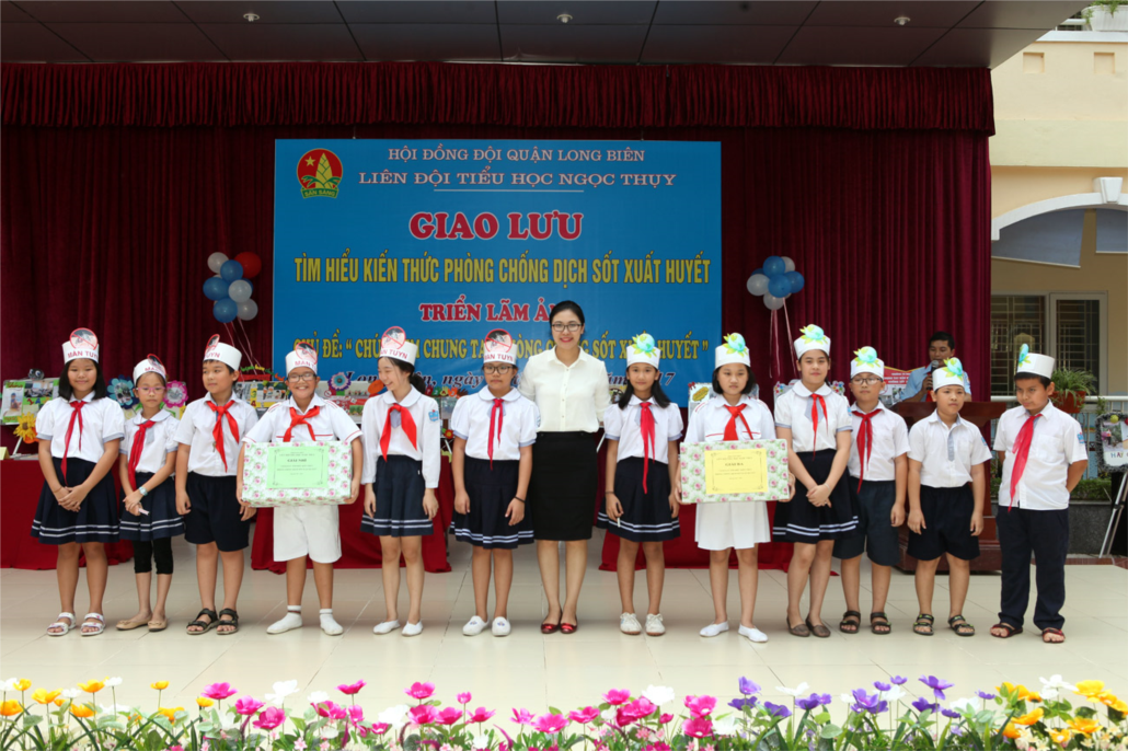 Chị Nguyễn Thị Thanh Tâm - Bí thư quận đoàn Long Biên trao thưởng các đội chơi