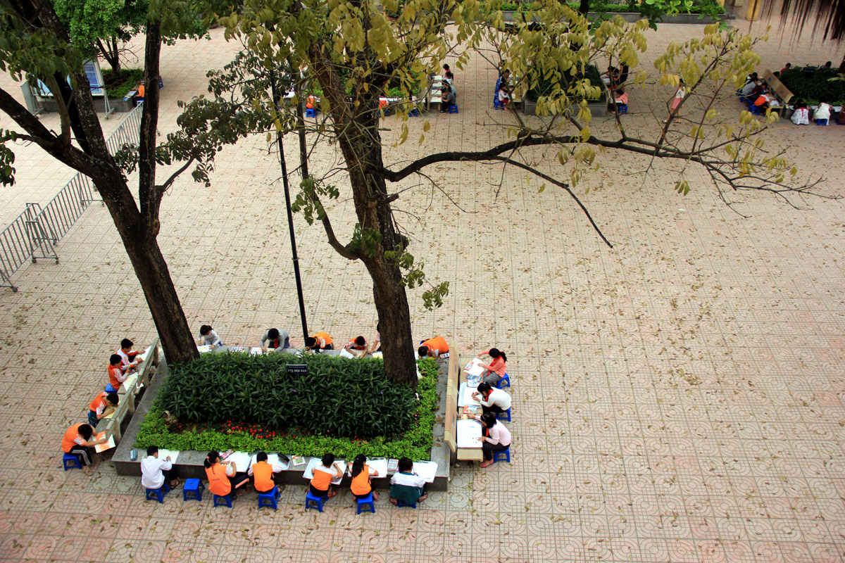 Hình ảnh nhóm học sinh chọn ngồi xung quanh bồn Công trình Măng Non