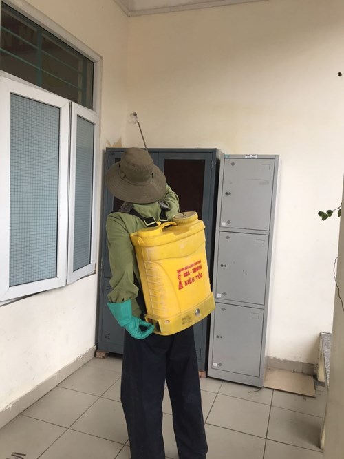 Trường Tiểu học Ngô Gia Tự phun thuốc diệt muỗi và côn trùng – phòng chống dịch bệnh sốt xuất huyết