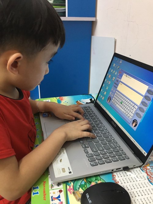 Học sinh lớp 3A2 - Lê Công Minh thực hành bài tập môn Tin học trong thời gian học trực tuyến năm học 2021-2022