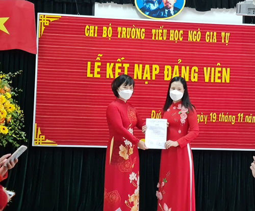 Chi bộ Tiểu học Ngô Gia Tự kết nạp đảng viên mới: đồng chí Dương Thị Minh Xuyến