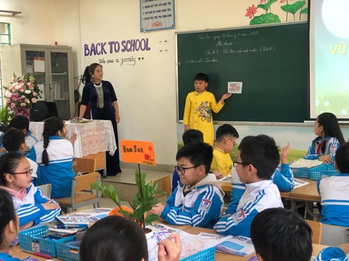 Cô giáo Đặng Hằng Nga trong hội thi giáo viên dạy giỏi môn Mĩ thuật quận Long Biên năm học 2020-2021