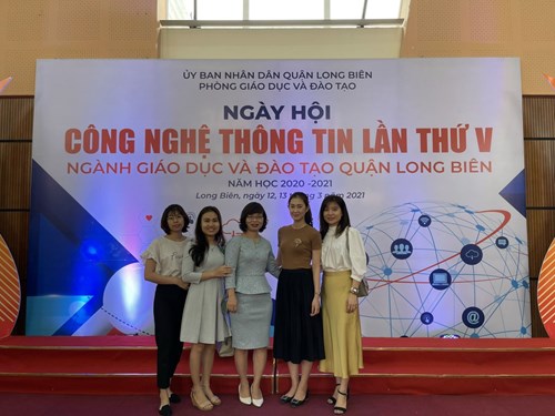 Tập thể giáo viên- nhân viên trường Tiểu học Ngô Gia Tự tham dự ngày hội CNTT lần thứ V ngành GD&ĐT quận Long Biên