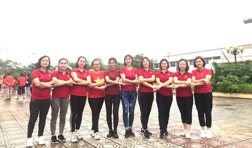 Tập thể giáo viên-nhân viên trường Tiểu học Ngô Gia Tự tham gia ngày hội văn hóa thể thao quận Long Biên
