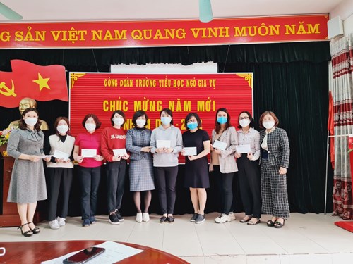 Trường Tiểu học Ngô Gia Tự phối hợp với công đoàn nhà trường tặng quà tết cho tập thể giáo viên nhân dịp Tết Nguyên đán Nhâm Dần 2022