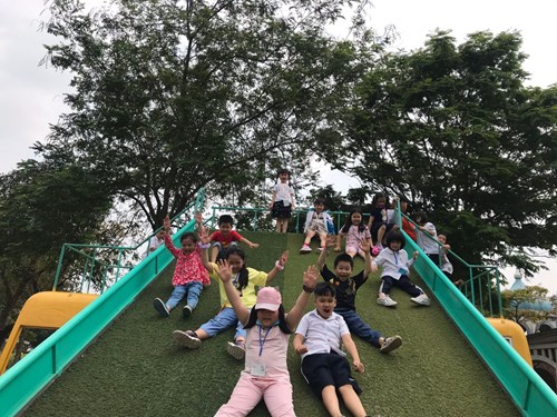 Một ngày của học sinh trường Tiểu học Phúc Đồng tại rạp xiếc Trung Ương và phim trường Smiley Ville
