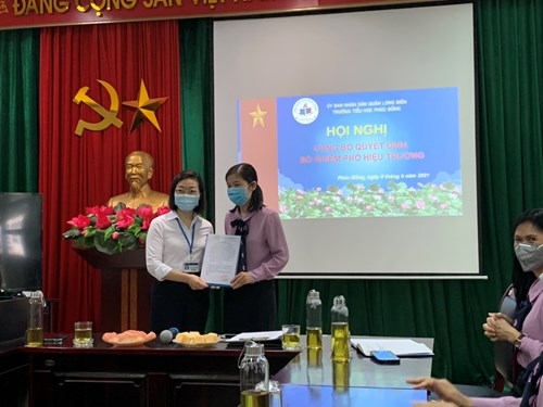Đồng chí Phạm Thị Thúy Hạnh nhận quyết định Phó Hiệu trưởng trường Tiểu học Phúc Đồng