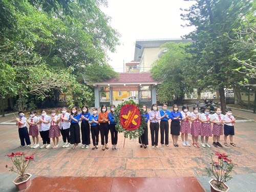 Lễ dâng hương tại Đài tưởng niệm các Bà mẹ Việt Nam anh hùng và các anh hùng liệt sĩ phường Phúc Đồng nhân dịp kỷ niệm 47 năm Ngày giải phóng miền Nam, thống nhất đất nước ( 30/4/1975 - 30/4/2022) của tập thể giáo viên và học sinh trường Tiểu học Phúc Đồng