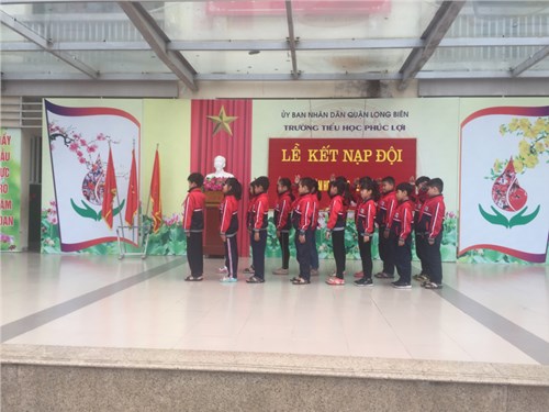 Liên đội trưởng Tiểu học Phúc Lợi tổ chức kết nạp Đội