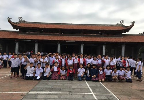 Tổ chức cho học sinh Khối 3 tham quan di tích lịch sử quận Long Biên 