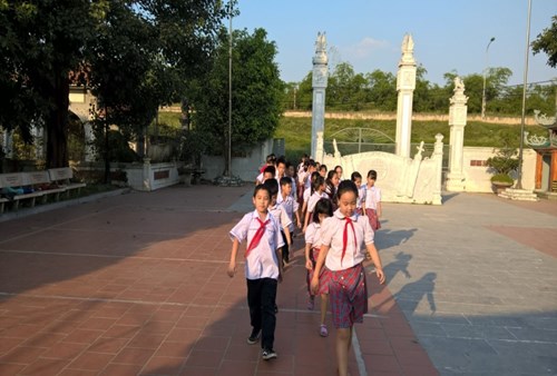 Học sinh lớp 4A1-  Thăm Đình Thượng Đồng phường Phúc Lợi – quận Long Biên