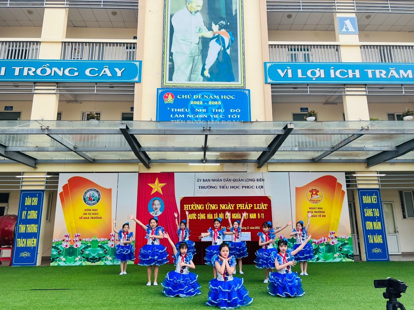 Trường tiểu học Phúc Lợi sinh hoạt dưới cờ Hưởng ứng Ngày pháp luật Nước Cộng hoà xã hội chủ nghĩa Việt Nam
