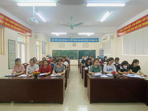 Cán bộ, giáo viên Trường tiểu học Phúc Lợi tham dự Lớp Bồi dưỡng Chính trị hè năm 2022