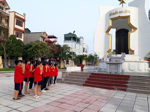Chi Đội 5A4 - Trường Tiểu học Phúc Lợi tích cực chăm sóc Đài tưởng niệm các anh hùng liệt sĩ