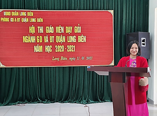 Cô giáo Dương Vân Dung dự thi giáo viên giỏi cấp quận môn Mỹ thuật lớp 2 