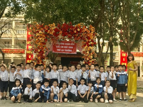 Trường tiểu học sài đồng đón học sinh trở lại trường