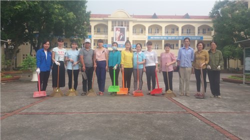 Trường Tiểu học Thạch Bàn A tiếp tục tăng cường triển khai các hoạt động và thực hiện chiến dịch tổng vệ sinh môi trường, diệt bọ gậy phòng chống  dịch sốt xuất huyết
