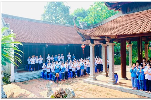 Trường Tiểu học Thạch Bàn A tổ chức cho học sinh khối 3 tham quan di tích lịch sử địa phương quận Long Biên