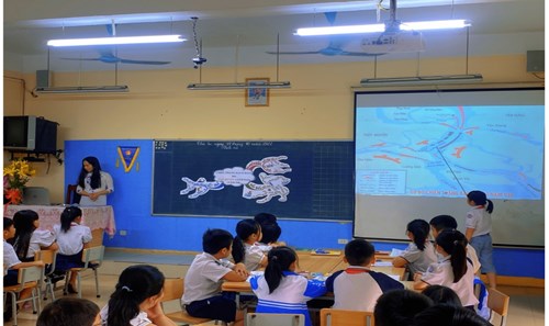 Bằng hình thức “Sử dụng sơ đồ tư duy trong dạy học”, cô giáo Nguyễn Thị Khánh Linh –GVCN lớp 4C đã thực hiện thành công tiết chuyên đề đổi mới phương pháp môn Lịch sử lớp 4 bài “Chiến thắng Bạch Đằng do Ngô Quyền lãnh đạo (năm 938)”