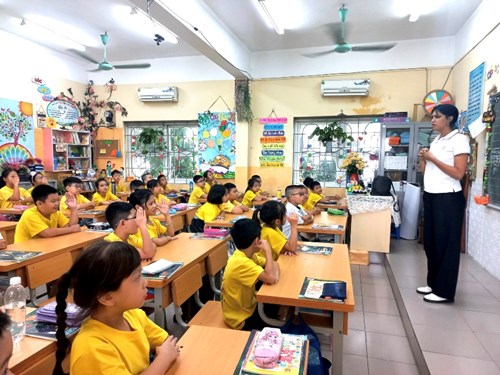 Học sinh lớp 3A3 trường Tiểu học Thạch Bàn A hứng thú học tập bộ môn Tiếng Anh
