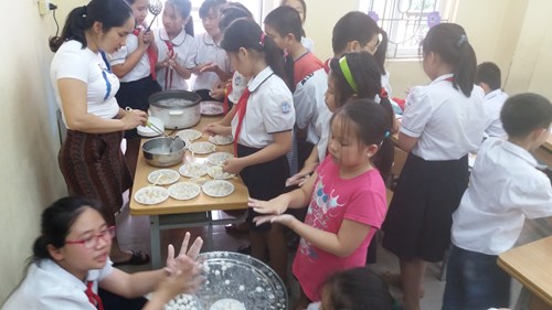 Học sinh học kĩ năng sống làm bánh trôi nhân ngày tết hàn thực
