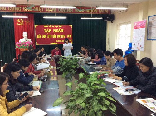 Trường Tiểu học Thạch Bàn A tổ chức tập huấn kiến thức an toàn thực phẩm năm học 2017-2018
