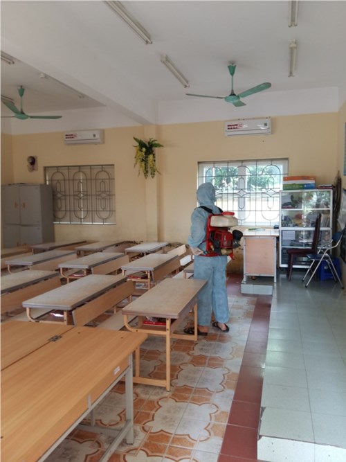Trường Tiểu học Thạch Bàn A phối hợp với các đơn vị y tế trên địa bàn Quận, Phường phun thuốc diệt muỗi phòng bệnh dịch sốt xuất  huyết
