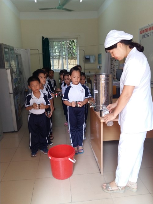 Trường tiểu học thạch bàn a duy trì súc miệng flour  2‰  phòng ngừa sâu răng cho học sinh