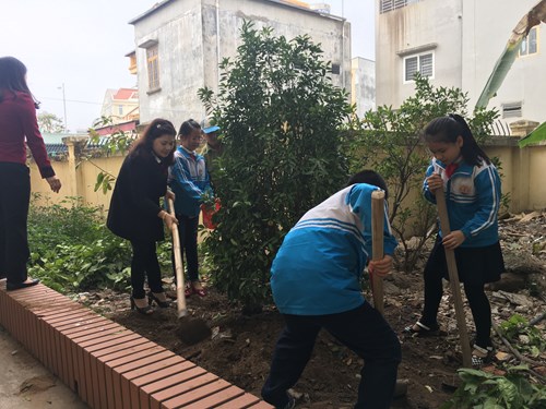 Thầy và trò trường tiểu học Thạch Bàn A hưởng ứng tết trồng cây dịp xuân Đinh Dậu 2017