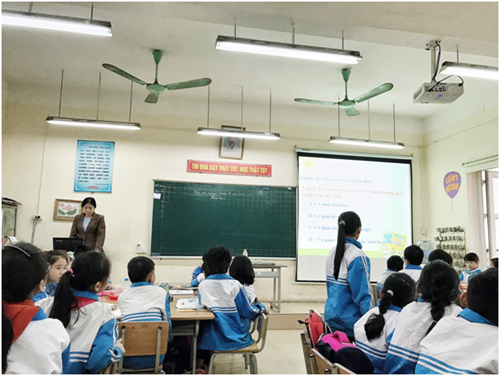 Cô giáo Lưu Thị Son lớp 4A vận dụng sáng tạo  Phương pháp   Bàn tay nặn bột  trong dạy Khoa học lớp 4  Bài: “Nước có những tính chất gì?”