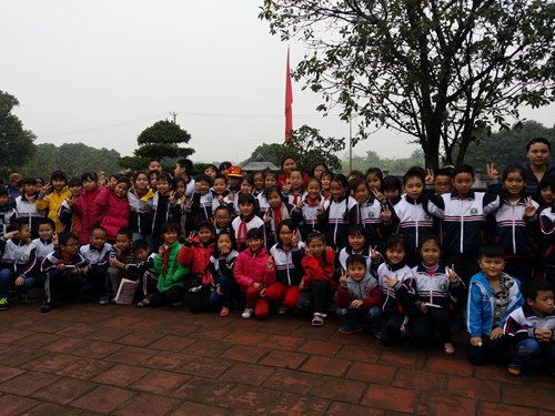 Học sinh tham quan Đình Thanh Am và Đình, đền Bắc Biên.