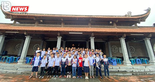 Trường Tiểu học Thạch Bàn B tổ chức cho học sinh khối lớp 3 tham quan di tích lịch sử địa phương tại đình Thổ Khối và đền Trấn Vũ