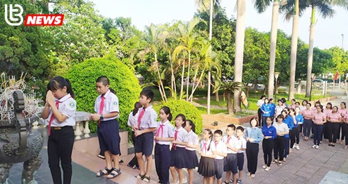 Trường Tiểu học Thạch Bàn B tổ chức lễ dâng hương tại đài tưởng niệm liệt sỹ phường Thạch Bàn.