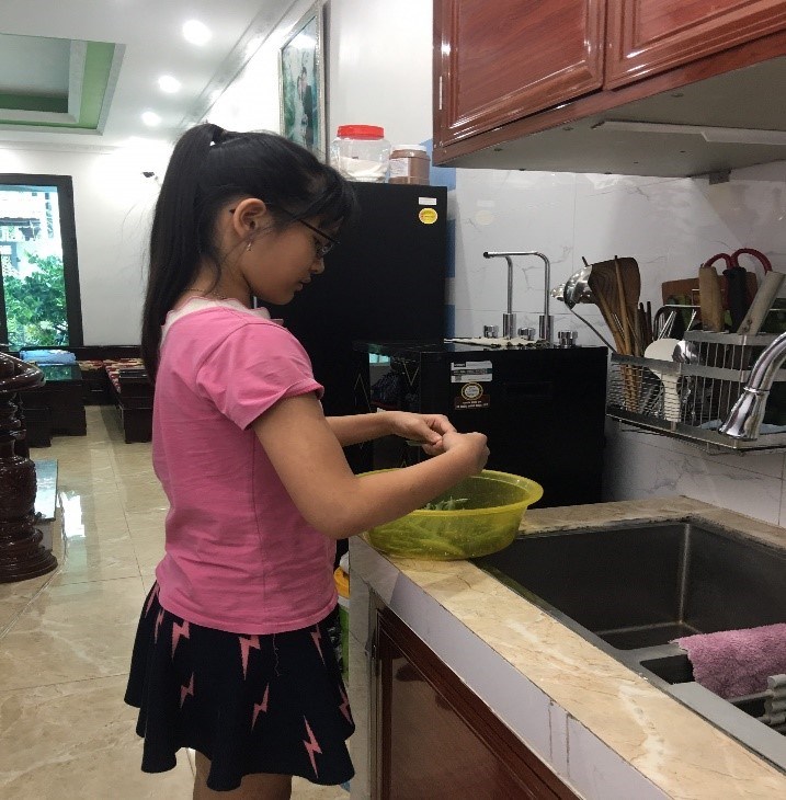 Phương Linh giúp mẹ việc nhà hằng ngày