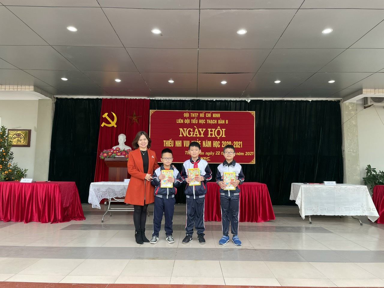 Cô Phó hiệu trưởng Đỗ Thanh Hương tặng phần thưởng cho các em học sinh của trường Tiểu học Thạch Bàn B